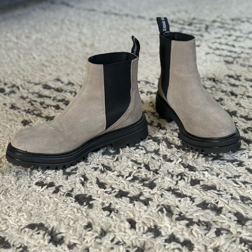 Verbenas tan suede lug sole chelsea boot - size 8.5 excellent condition - Picture 2 of 5